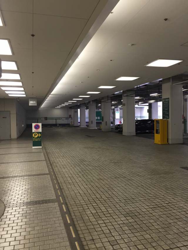 「新宿三井ビルディング」地下駐車場