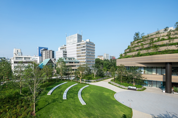 「コモレ四谷(YOTSUYA TOWER(四谷タワー)」コモレビの広場