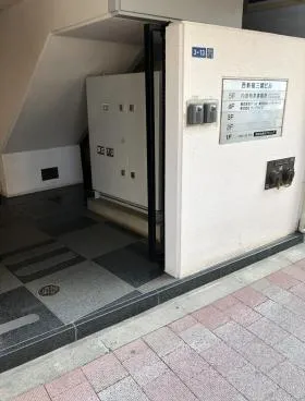 西新宿三関ビルのエントランス