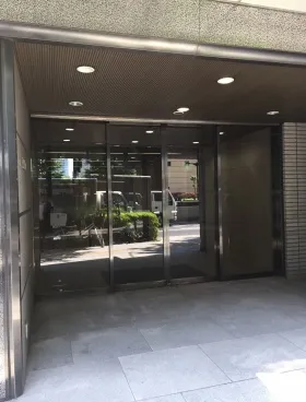 西新宿松屋ビルのエントランス